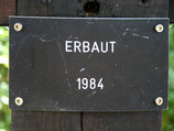 Schild "Erbaut 1984"