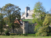 Blick vom Tal über die Stadtmauer zur Burg